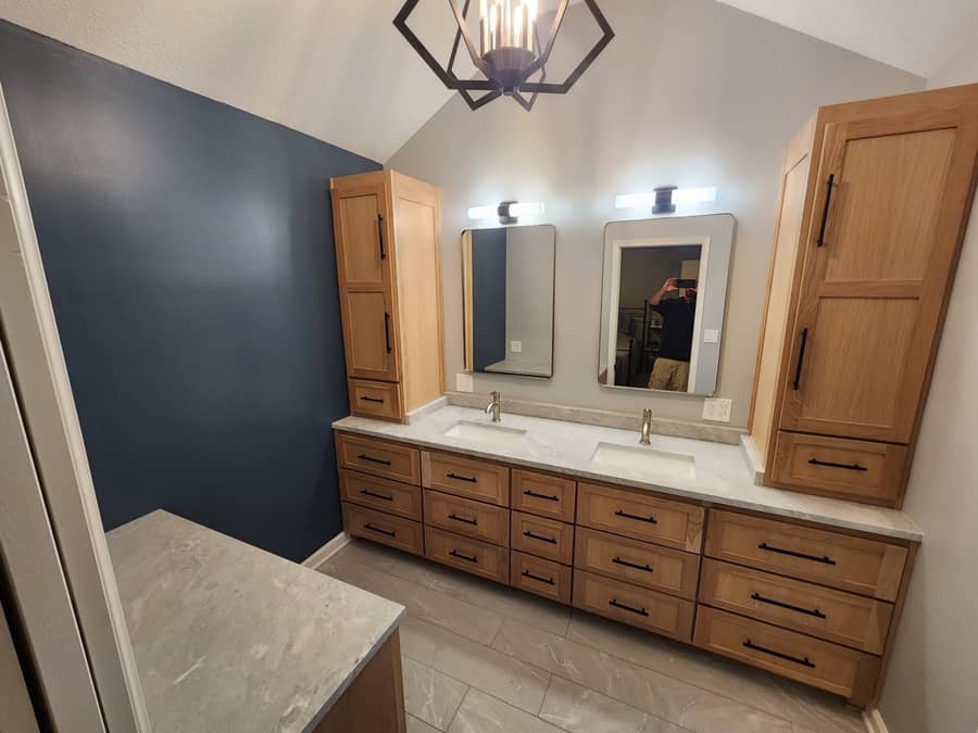 Navy Accent Primary Bath