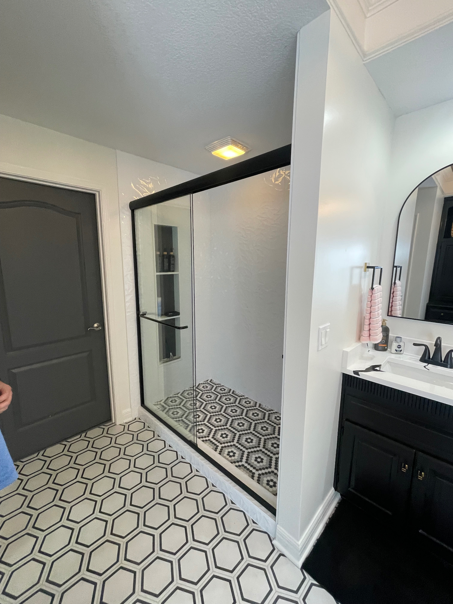 Black & White Hex Tile Bath